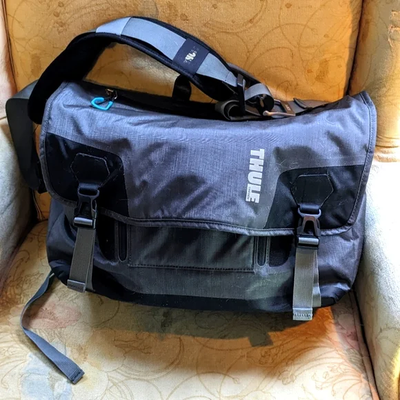 Thule messenger top camera bag